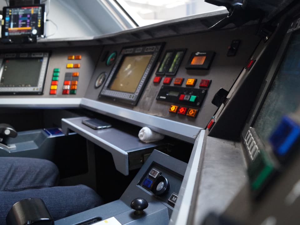 Cockpit in der Lokomotive.