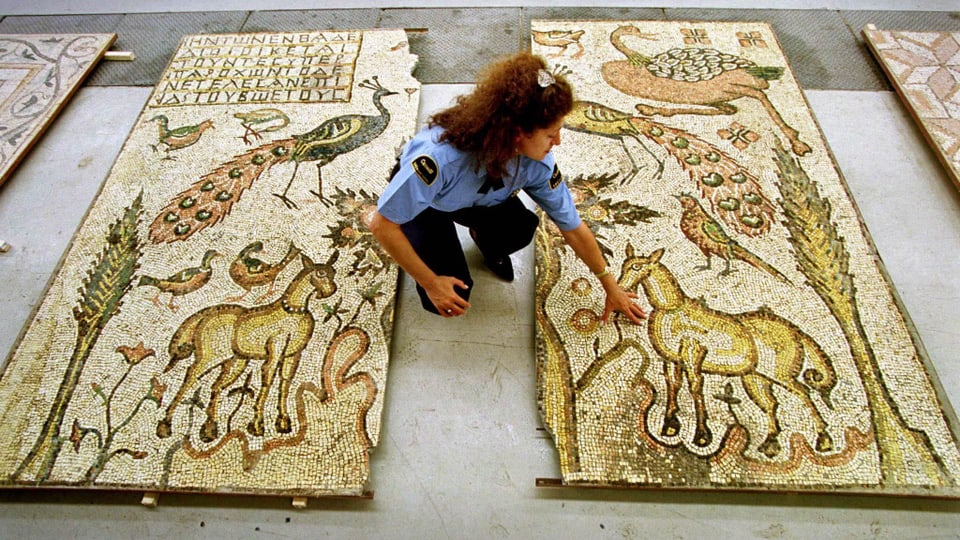 Zollfahnderin mit zwei Mosaiken