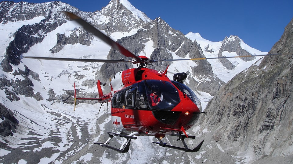 Ein Eurocopter fliegt durch die Alpen.