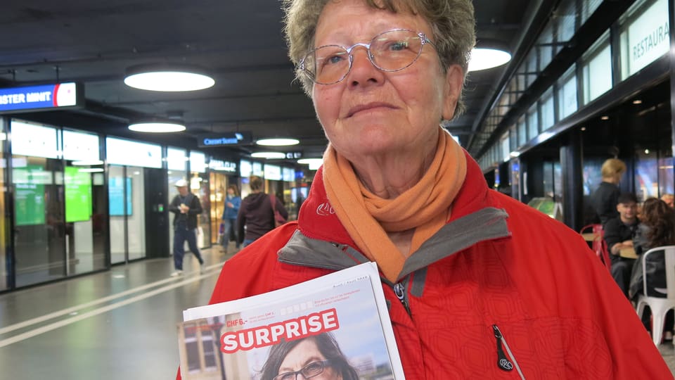 Frau mit Strassenmagazin Surprise
