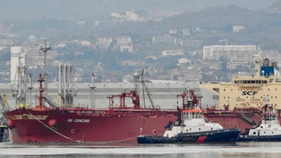 Roter Tanker in einer Bucht