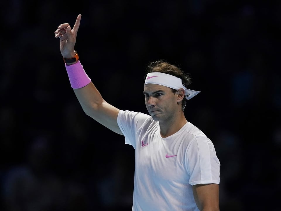 Rafael Nadal zeigt mit dem Finger nach oben.