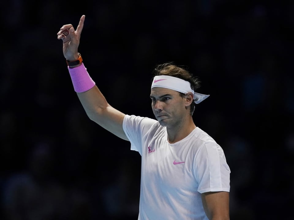 Verhalten optimistisch Rafael Nadal zeigt mit dem Finger nach oben.