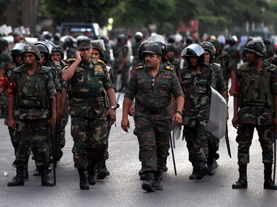 Hunderte Soldaten sind nahe des Präsidentenpalasts zu einer Miltärparade aufmarschiert. 