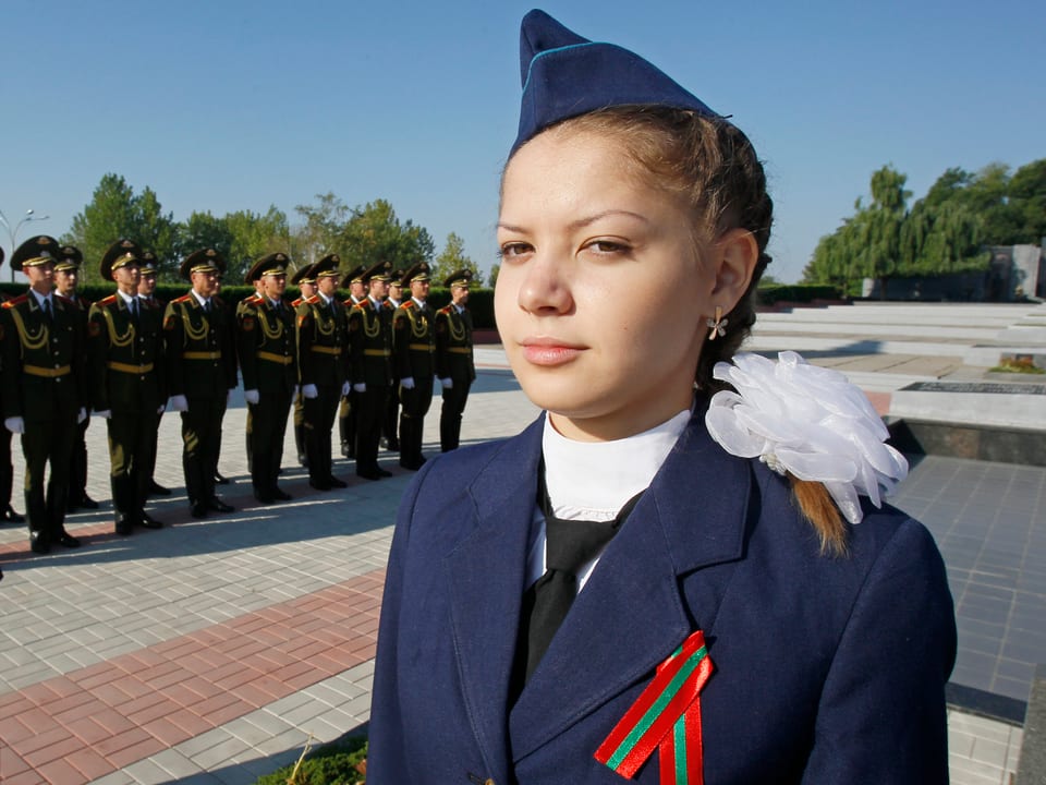 Schülerin in Armeeuniform