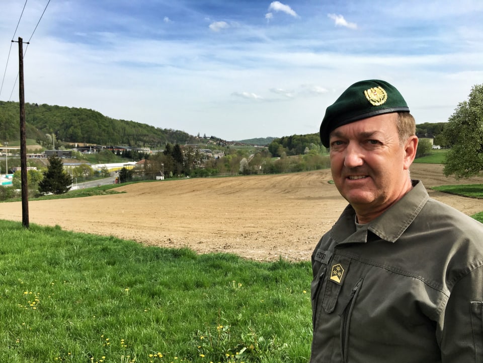 Bürgermeister Höflechner in Uniform vor einem Feld.
