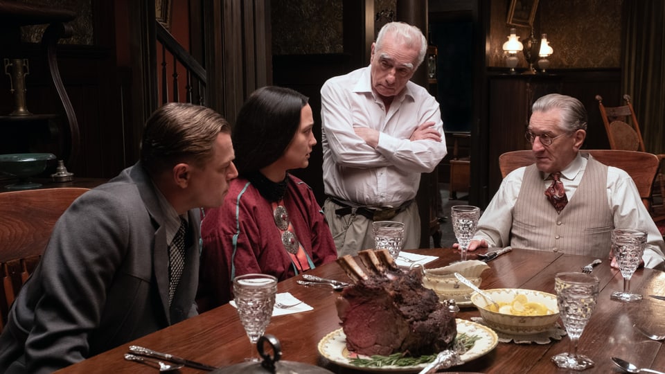 Making-of image from the filming of the film with director Martin Scorsese in the center, flanked by his main actors.
