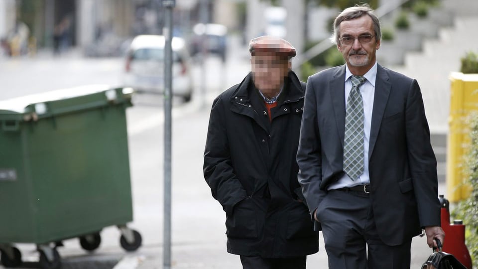 Der Angeklagte Rentner im Bootsdrama auf dem Bielersee (links) und sein Verteidiger Peter Saluz unterwegs zum Gerichtsgebäude. 
