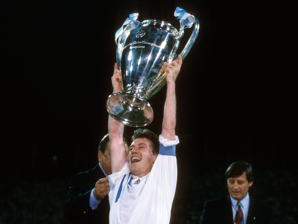Durfte als Captain die Trophäe in Empfang nehmen Didier Deschamps mit dem Pokal