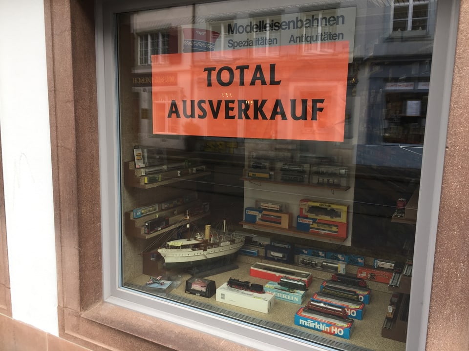 Schaufenster mit Ausverkauf-Schild