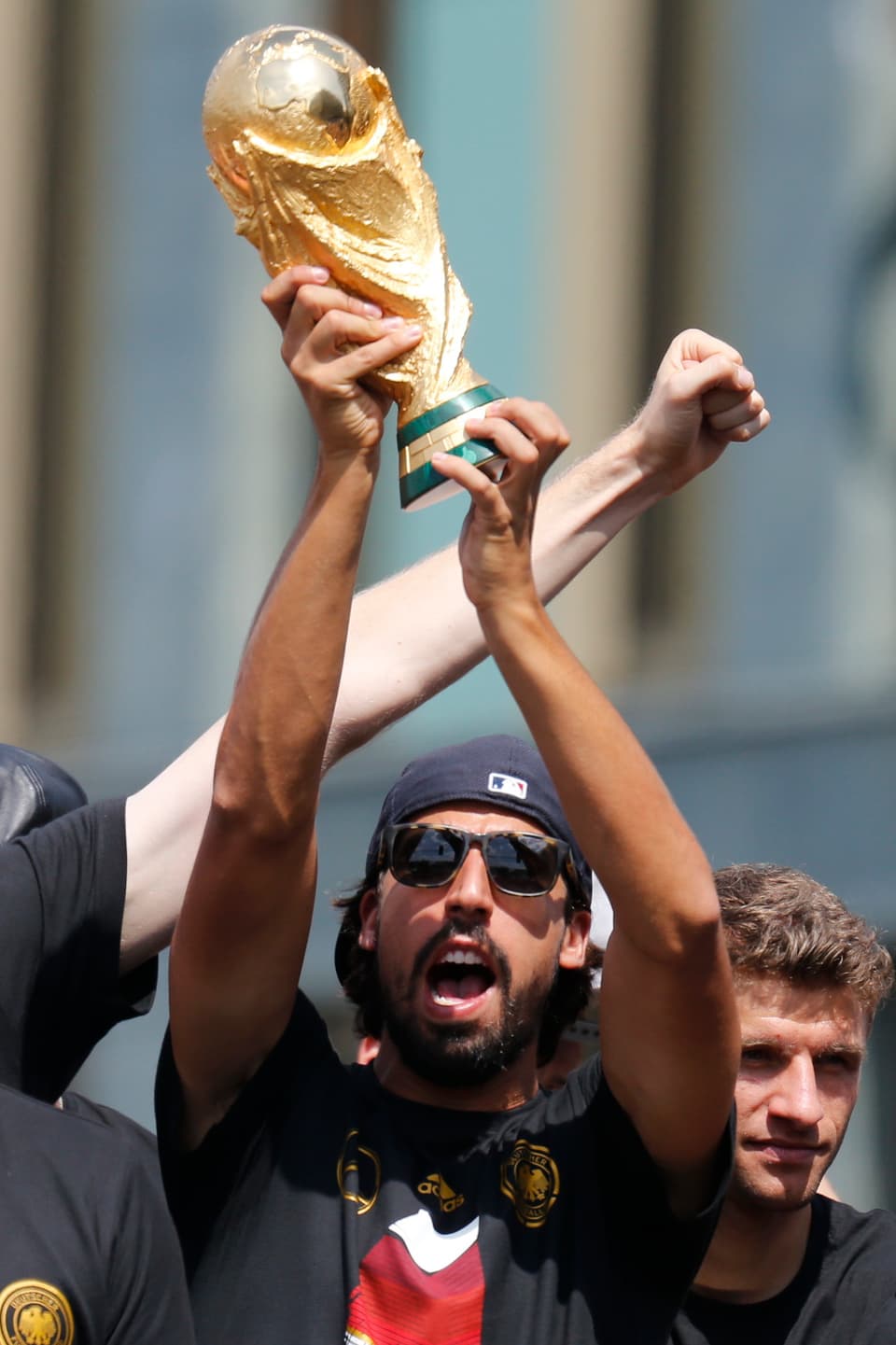 Sami Khedira präsentiert den Fans den Pokal.