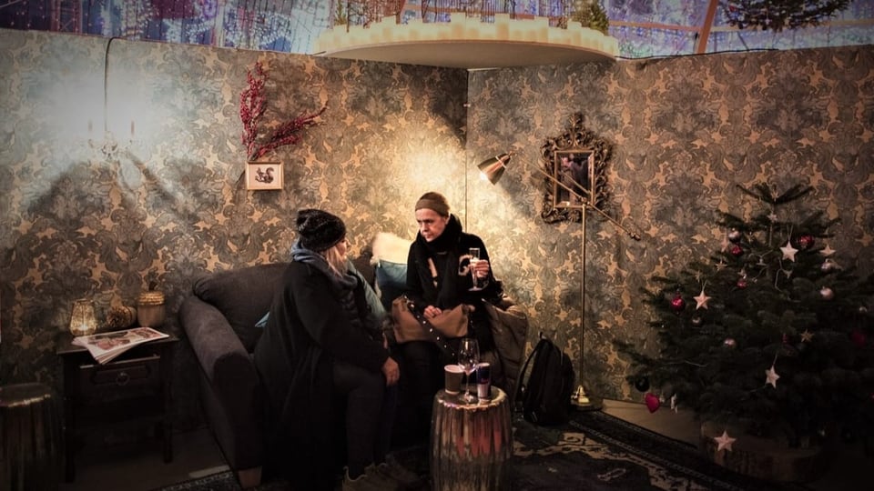 Zwei Besucherinnen trinken ein Cüpli bei einem Weihnachtsapéro