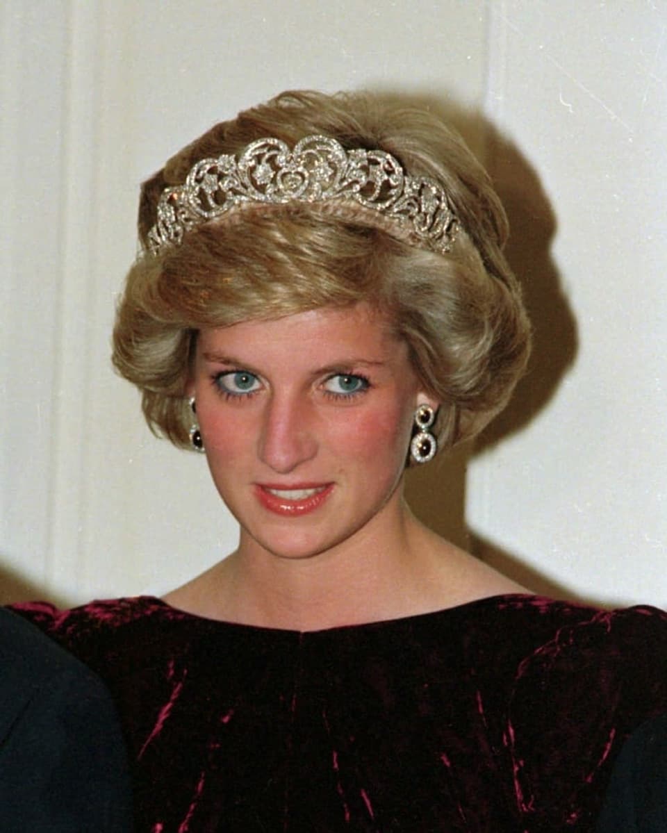 Porträt von Frau mit Krone im Haar