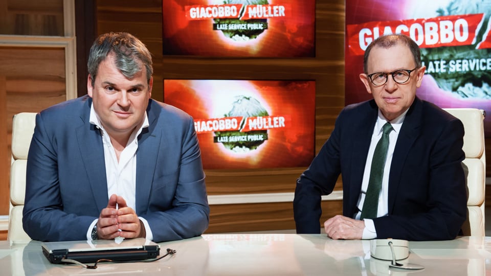 Mike Müller und Viktor Giaccobo im TV-Studio