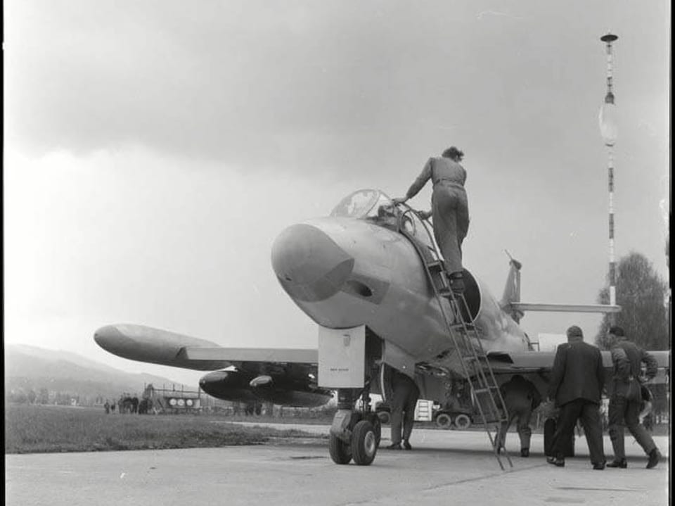 Ein Kampfjet P-16 mit Bodenpersonal 