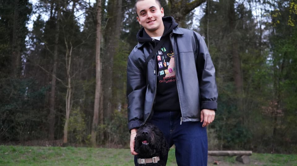 Justin zusammen mit seinem Hund, ein schwarzer Golden
