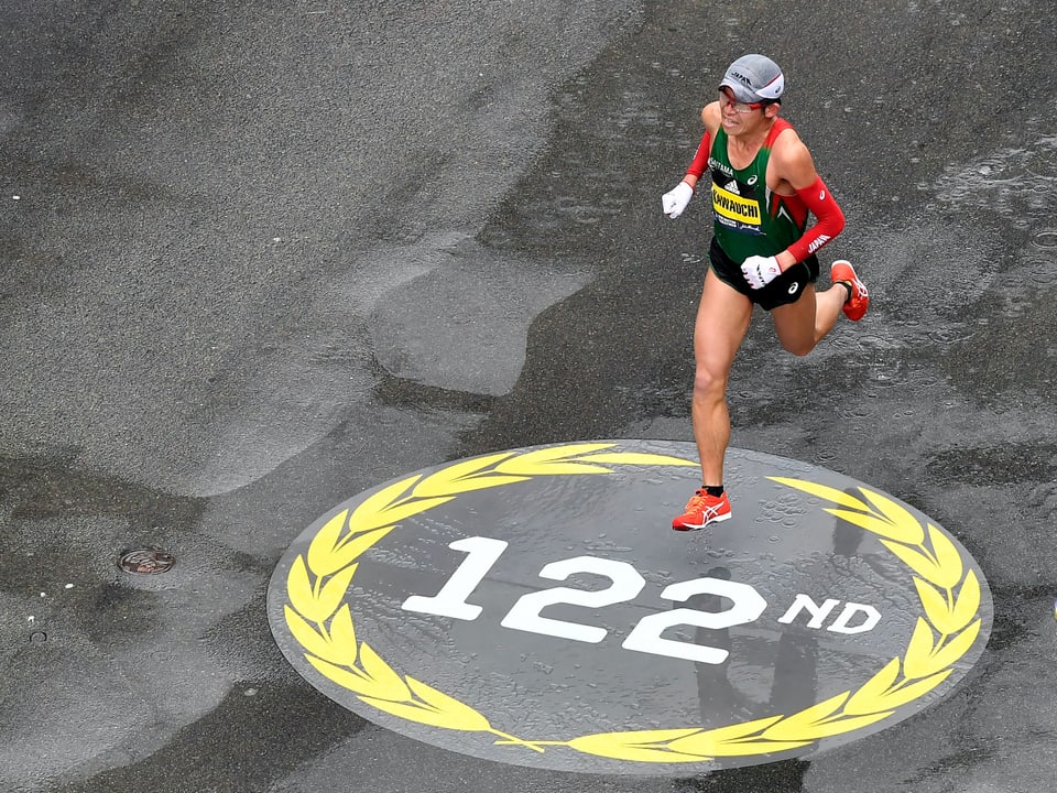 Yuki Kawauchi rennt am Boston Marathon.