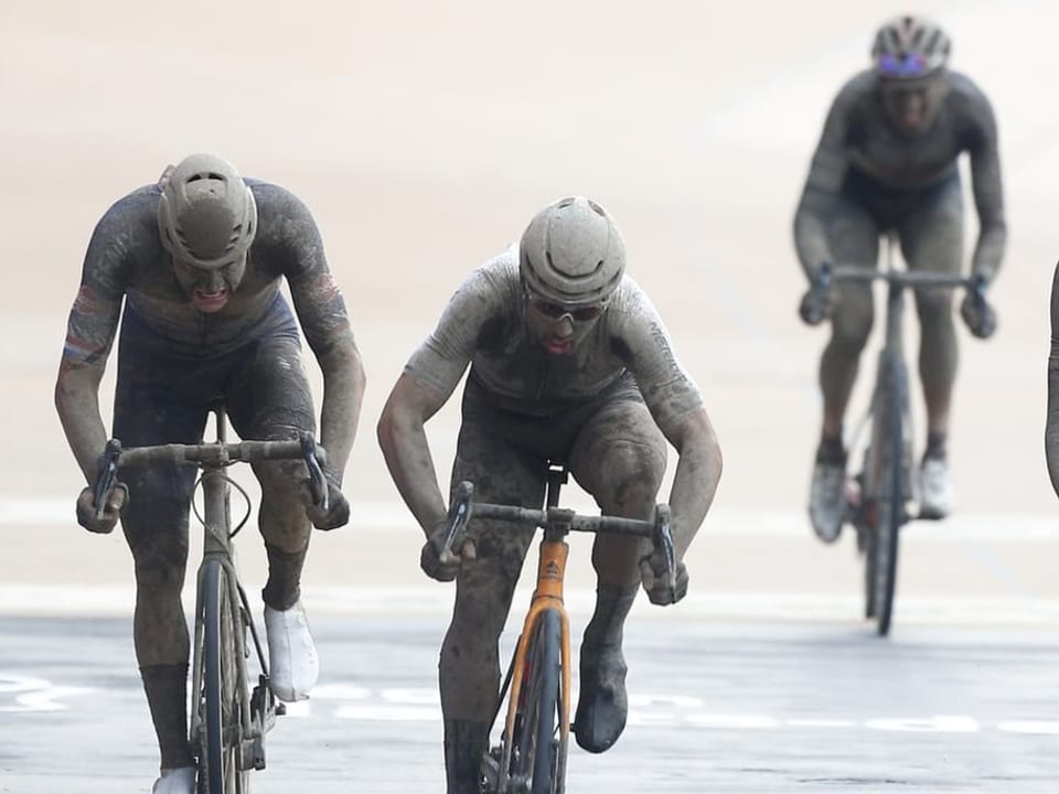 Sonny Colbrelli setzte sich 2021 im Vélodrome von Roubaix durch. Mathieu van der Poel (l.) wurde Dritter.