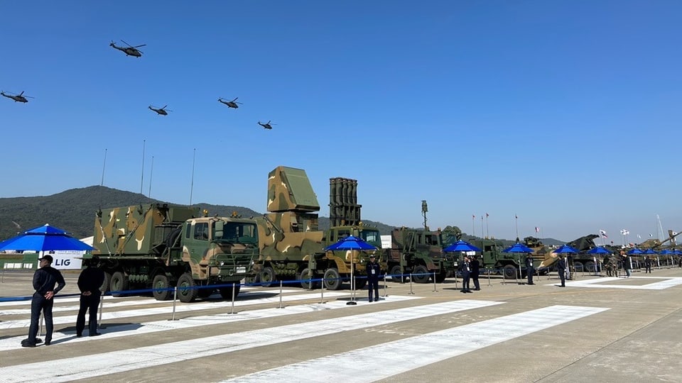 Militärfahrzeuge sind an der Rüstungsmesse in Seoul ausgestellt.