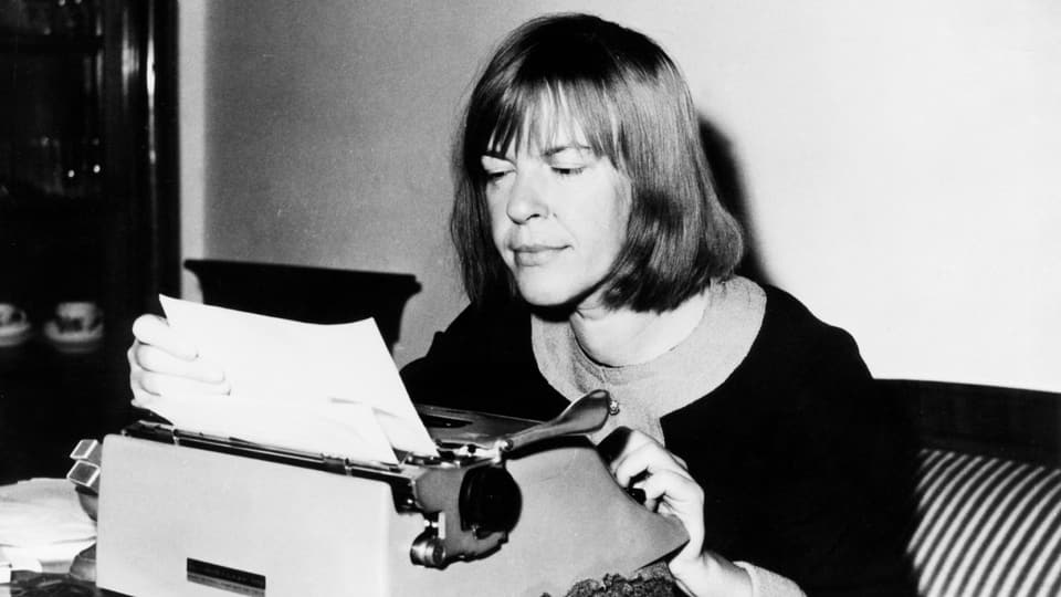 Ingeborg Bachmann schreibt auf einer Schreibmaschine. 