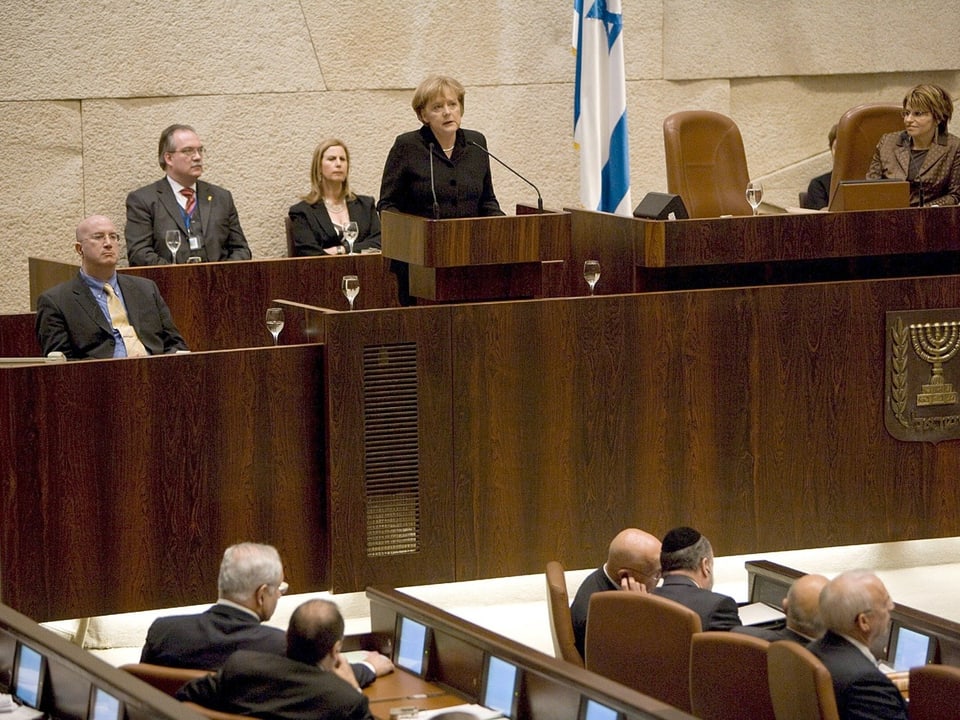 Angela Merkel spricht 2008 in der Knesset