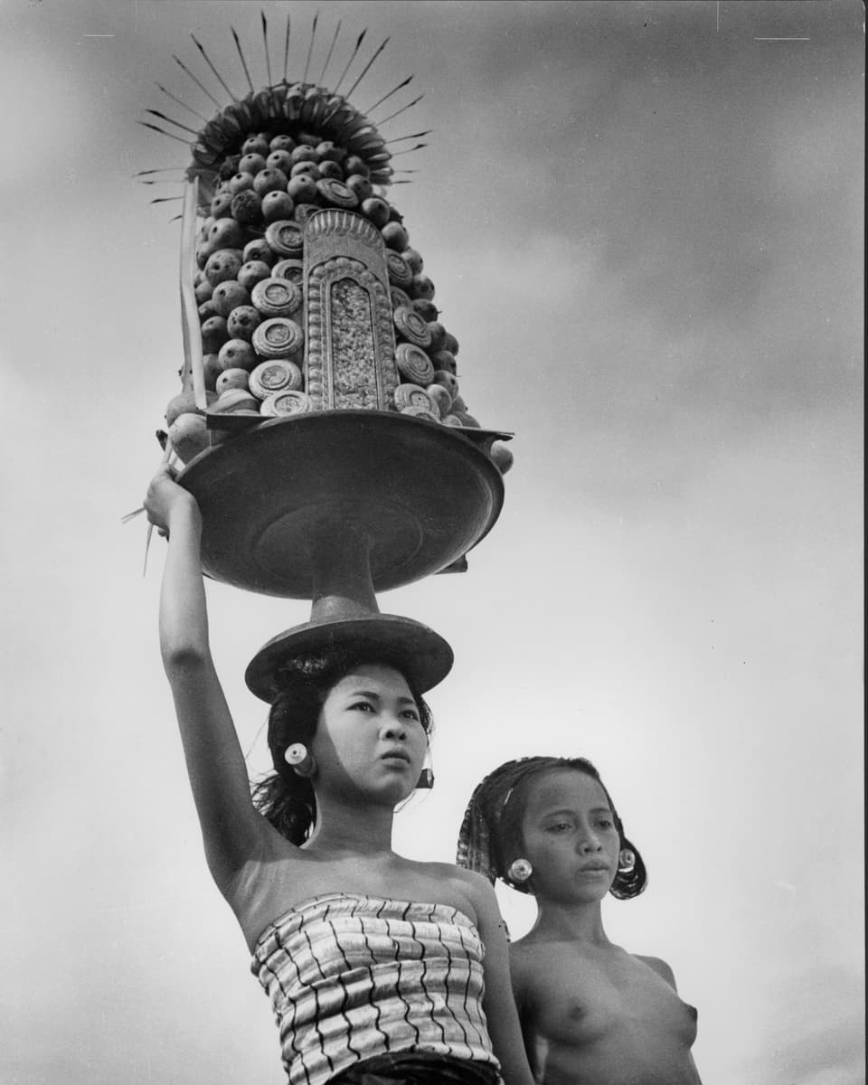 «Balinesische Mädchen» mit Opfergaben, die sie auf dem Kopf transportieren.