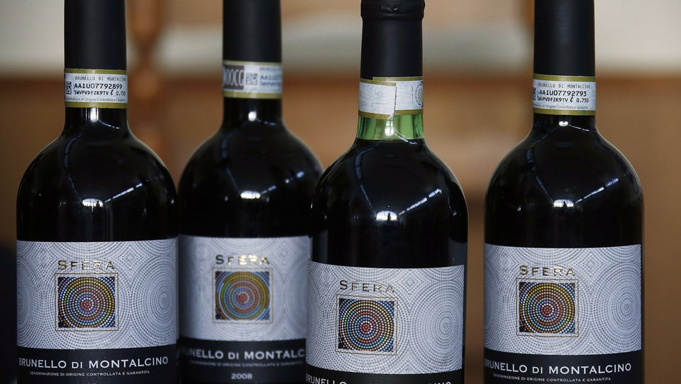 Vier Flaschen Rotwein mit der Bezeichnung Brunello di  Montalcino.