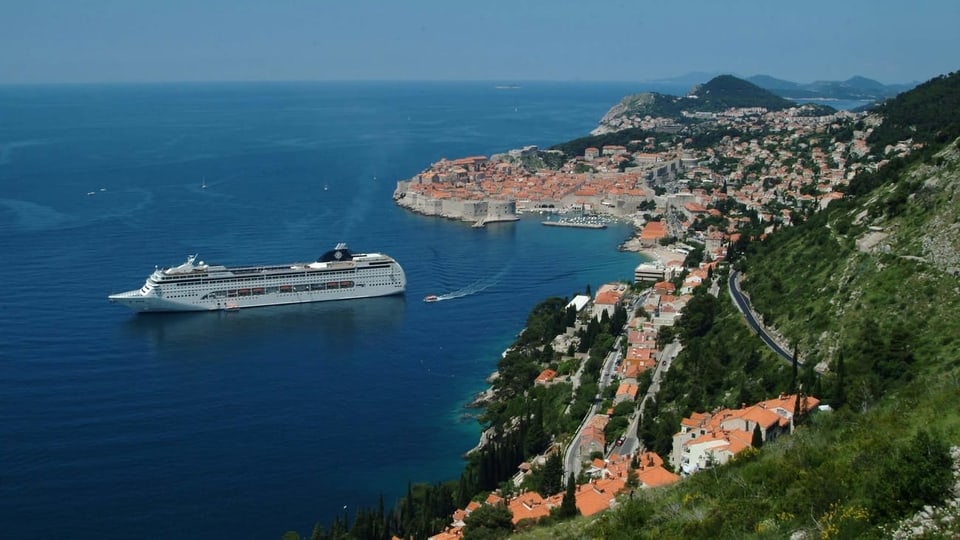 Kreuzfahrtschiff vor Dubrovnik.