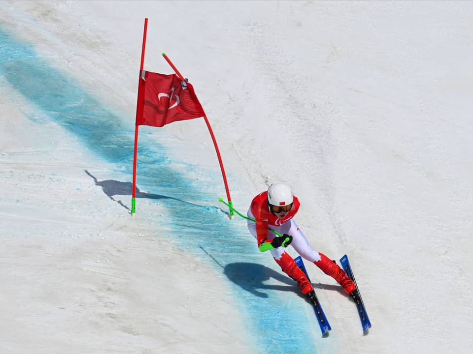 Profitiert er von einer zu laschen Einteilung? Super-G-Sieger Liang Jingyi passiert ein Riesenslalom-Tor.