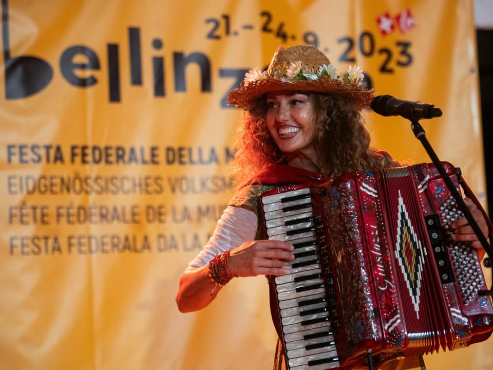 Sabrina Salvestrin spielt mit ihrem Akkordeon auf der Bühne.