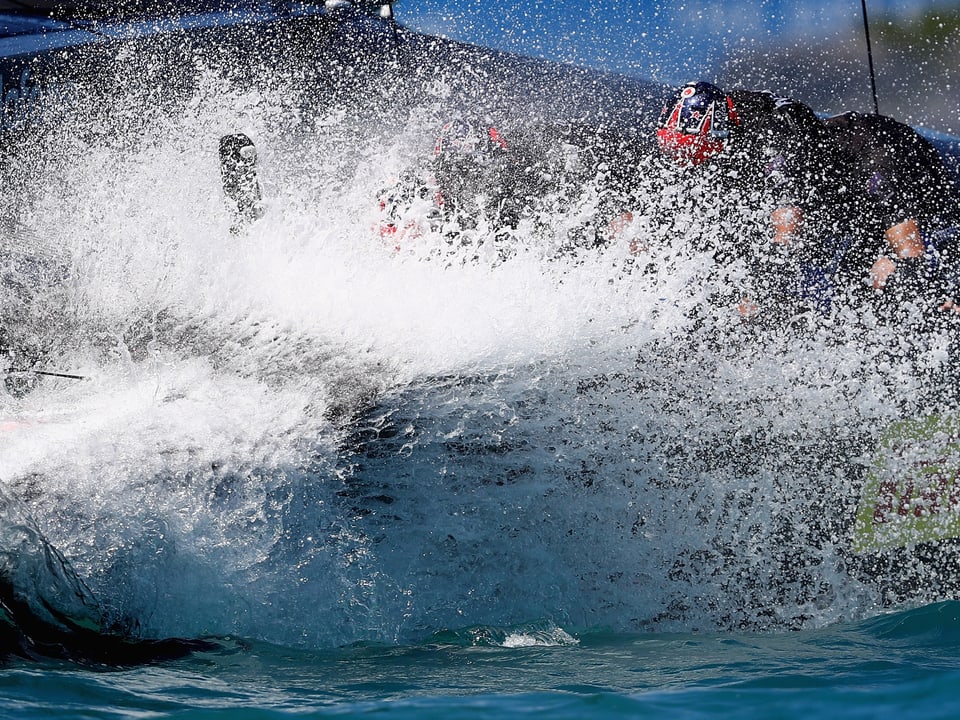 Eine Welle erfasst das Boot von New Zealand.