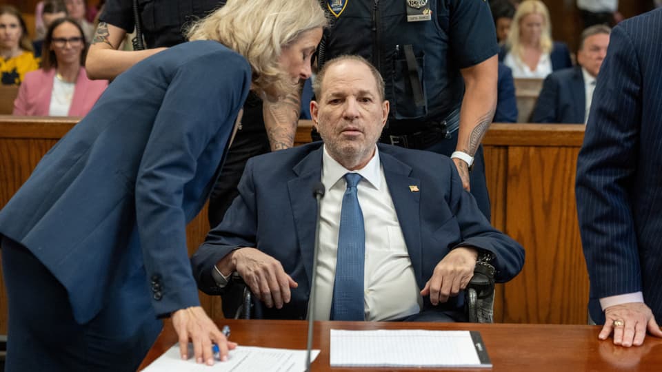 Harvey Weinstein im Gerichtssaal umgeben von einer Anwältin und zwei Polizisten.