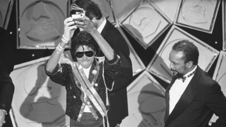 Jackson hält Grammy in die Höhe