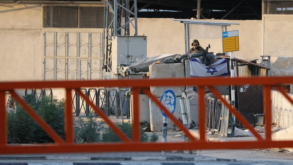 Israelische Truppen nach einer Attacke von Siedlern in Deir Sharaf in der Nähe von Nablus im Westjordanland.