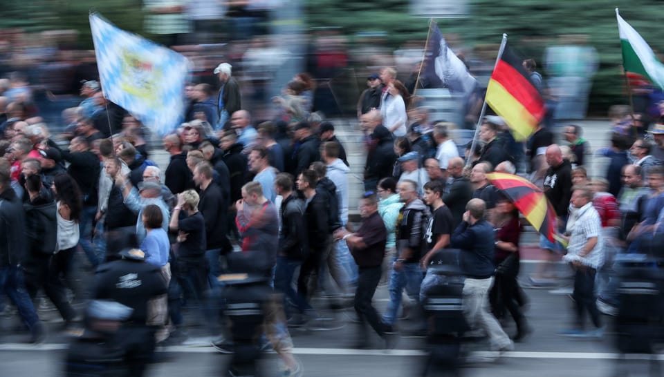 Demonstranten in Sachsen. Sie tragen deutsche Fahnen.