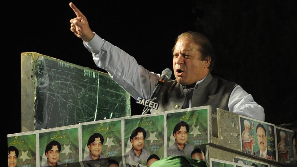 Nawaz Sharif bei einer Wahlkampfveranstaltung, mit erhobenem Zeigefinger hält er eine Ansprache.