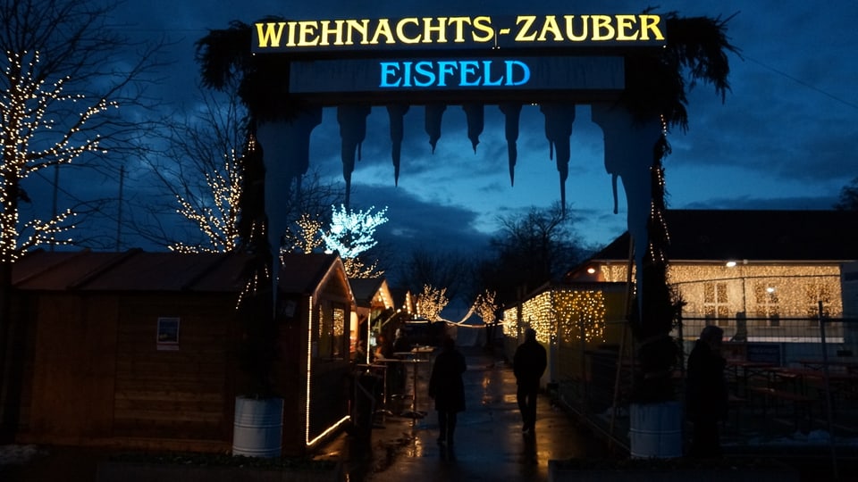 festlich erleuchtete Seepromenade bei Lachen Kanton Schwyz. Eingang zum Zelt des «Lachner Wiehnachtszaubers»