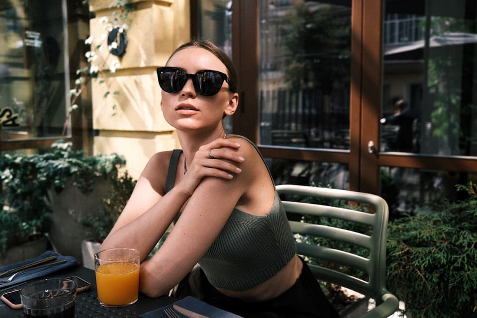 Olga in einem Café