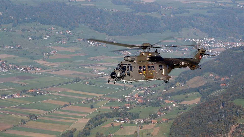 Ein Super-Puma Helikopter der Schweizer Armee fliegt über dem Mittelland