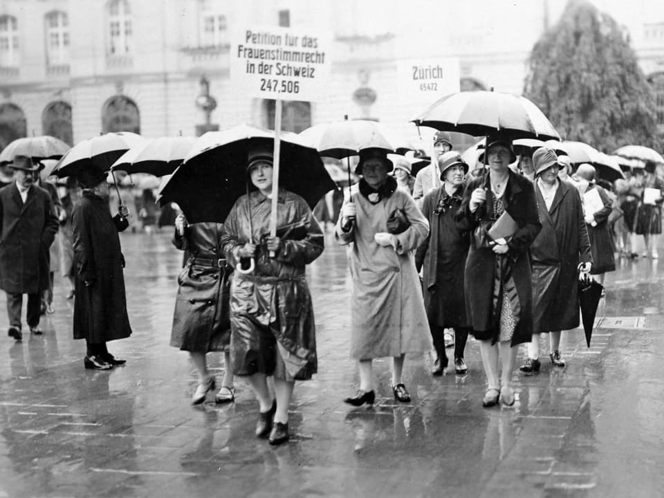 Demonstration anlässlich der Einreichung einer Petition für das Frauenstimmrecht 1929 in Bern. (Foto: Keystone)