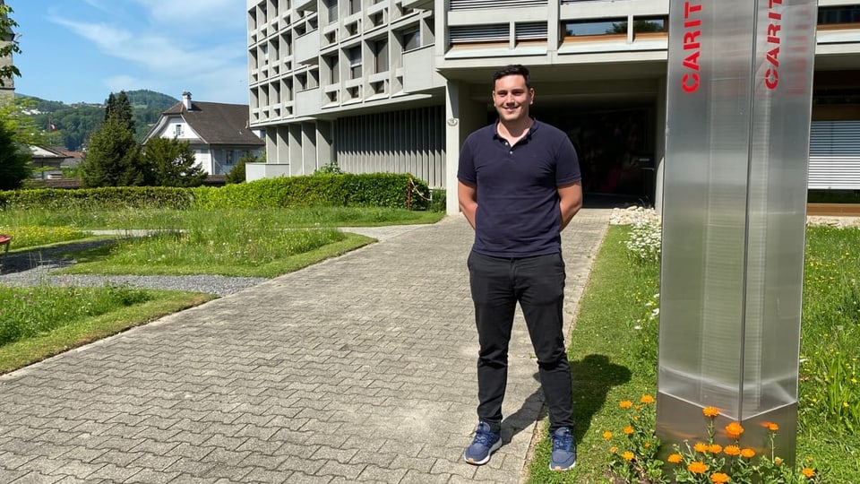 Mann steht vor dem Caritas Gebäude in Luzern.