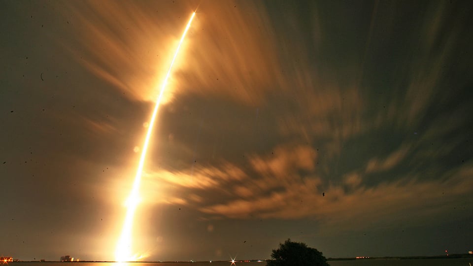 Auf dem Bild ist die «Falcon 9»-Rakete zu sehen, die den Raumtransporter «Dragon» ins All beförderte. (keystone)