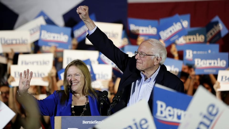 Bernie Sanders mit seiner Frau an einer Wahlkampfveranstaltung.
