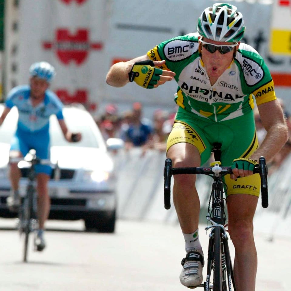 Im Trikot von Phonak fährt Rast 2006 über die Ziellinie und feiert seinen zweiten Schweizer-Meister-Titel nach 2004.