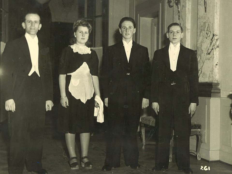Hans Steffen und drei weitere Bedienstete stehen im Korridor vom Hotel Bellevue Palace in Bern.