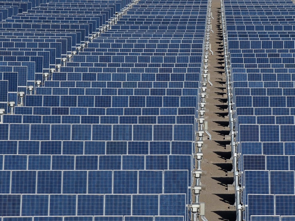 Lange Reihen von Solarzellen in einer industriellen Photovoltaik-Anlage in Dunhuang in der Provinz Gansu in China.