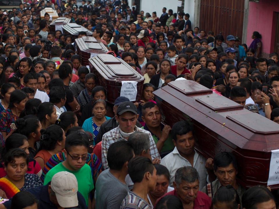 Angehörige trauern in San Juan Alotenango um die Verstorbenen.