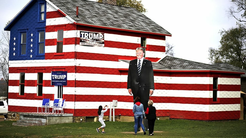 Leslie Rossis Stolz ist die übergrosse Trump-Tafel im Garten ihres Fan-Hauses.