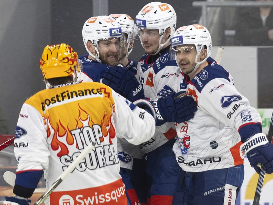 Die ZSC Lions bejubeln den Zürcher Führungstreffer