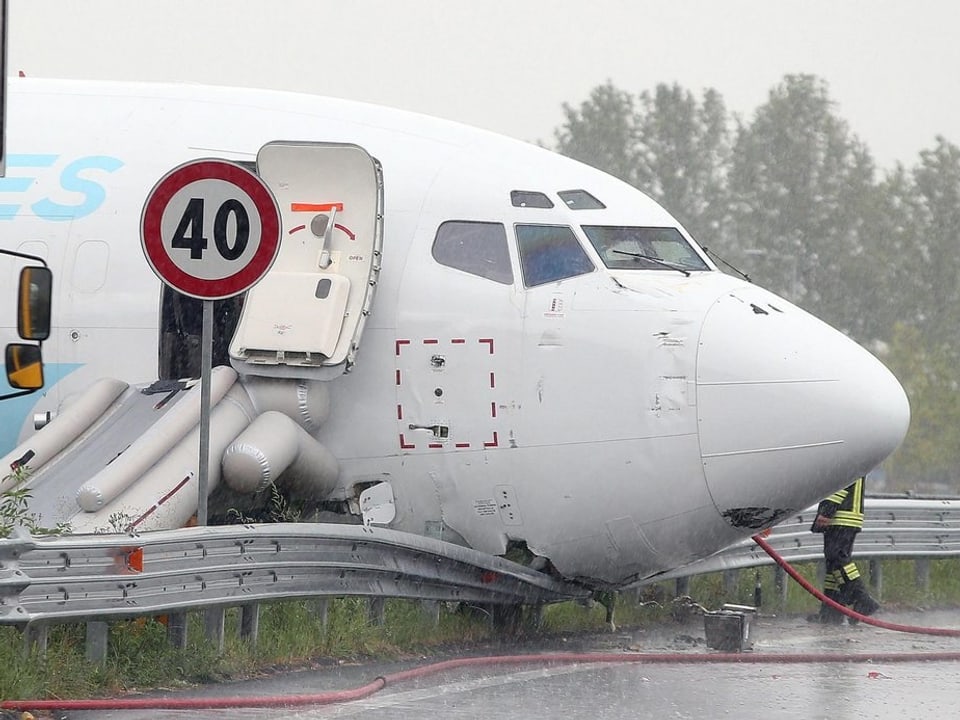 Flugzeug auf Strasse gelandet: Nase der Maschine hat die Leitplanke durchbrochen. 